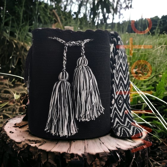 MOCHILA WAYUU NEGRA 9