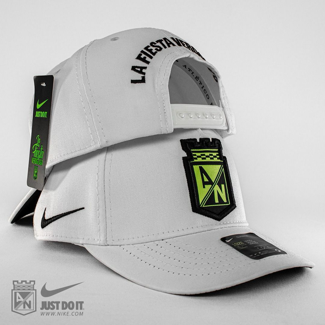 GORRA ATLETICO NACIONAL BLANCA ESCUDO 2