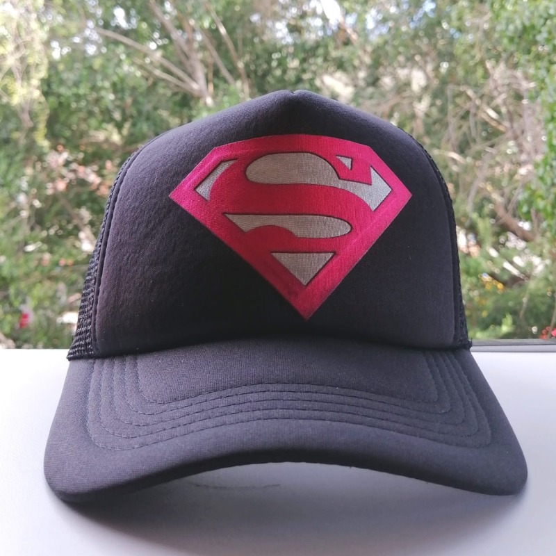 GORRA SUPERMAN NEGRA  LOGO FUCSIA