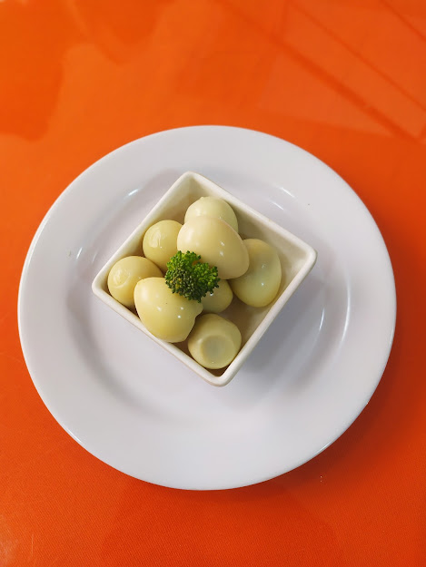 Porción de huevos de codorniz 