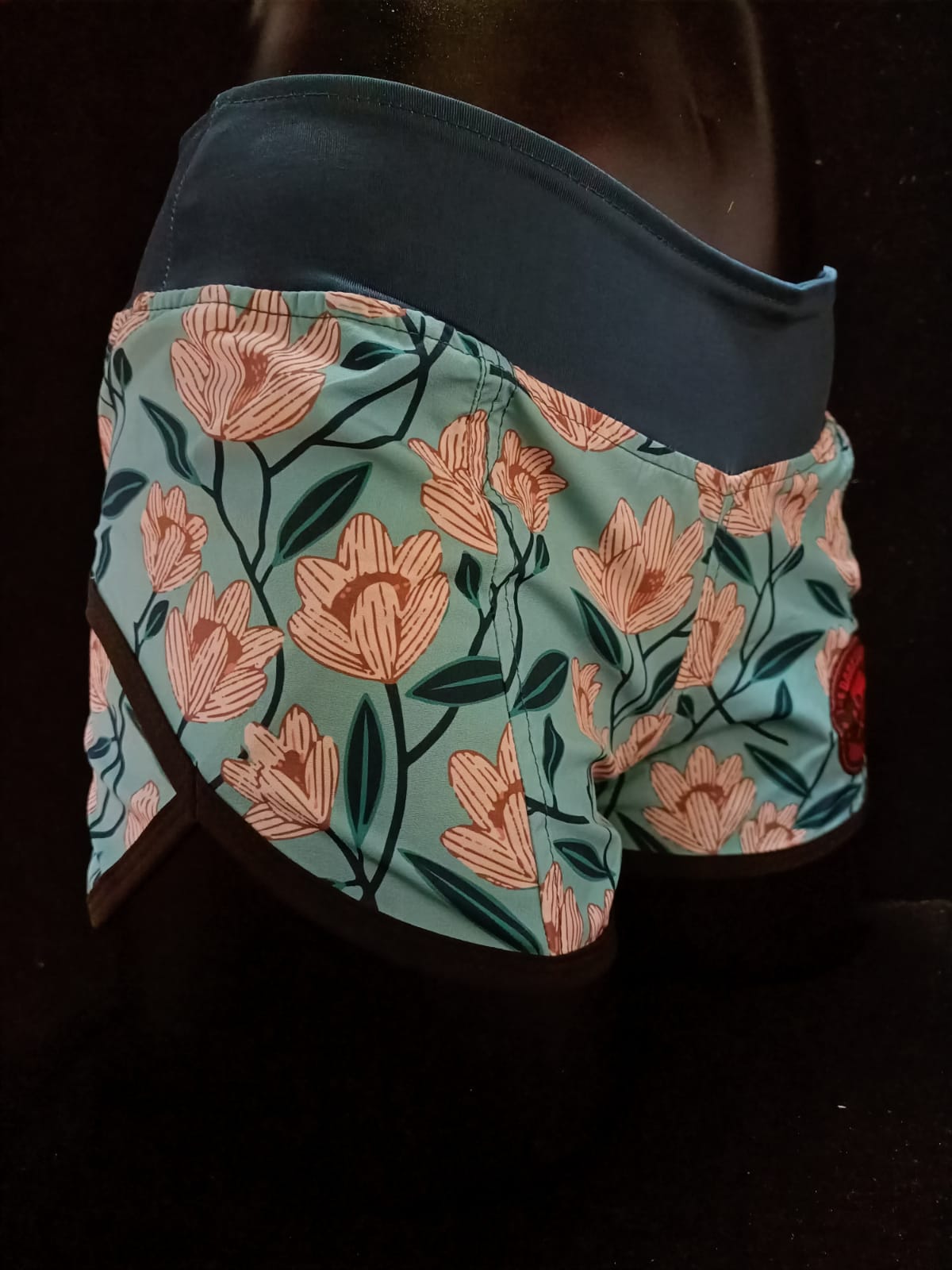 SHORT RELAXED ANTIFLUIDO ESTAMPADO FLORES CAFE