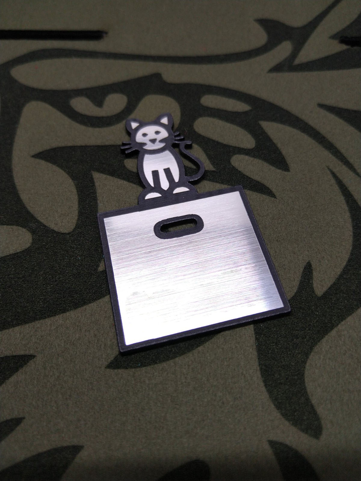 EMBLEMA GATO CAJON 4X6.8 CM