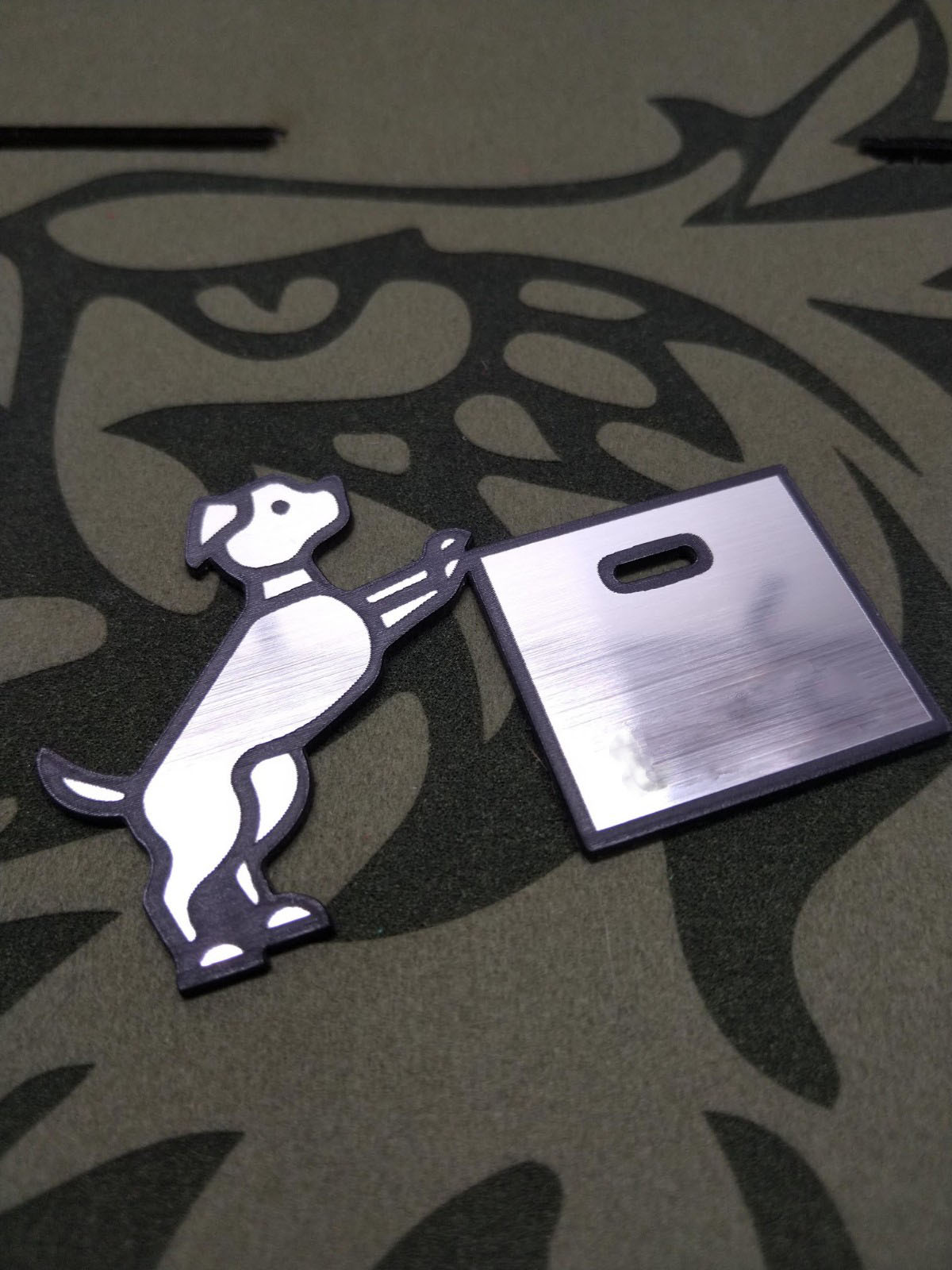 EMBLEMA PERRO CAJON 8.3X5.2 CM