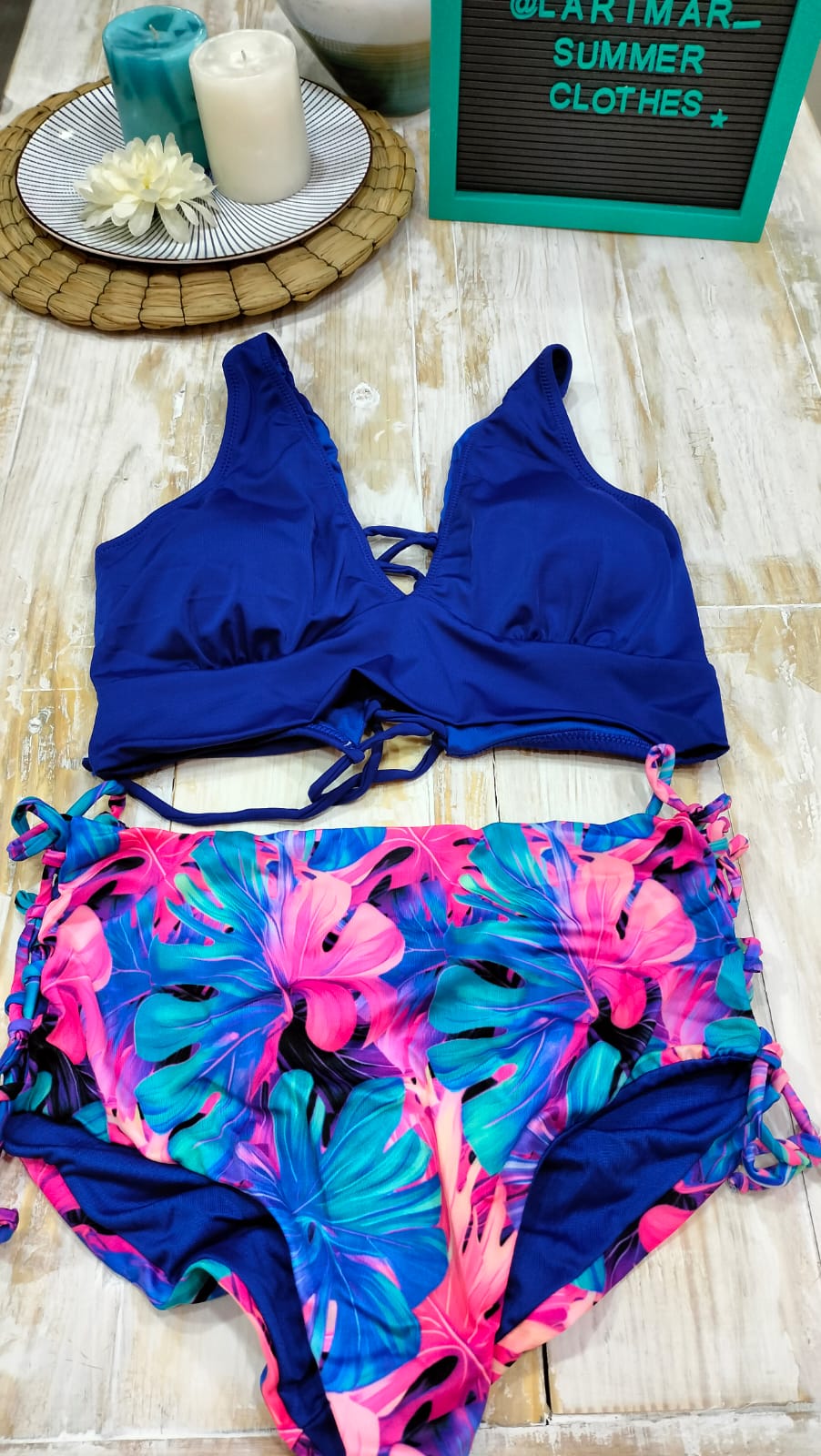 Bikini costillero azul con flores rosas