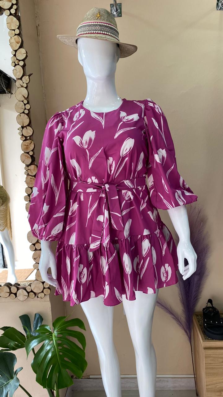 vestido fucsia rosas blancas