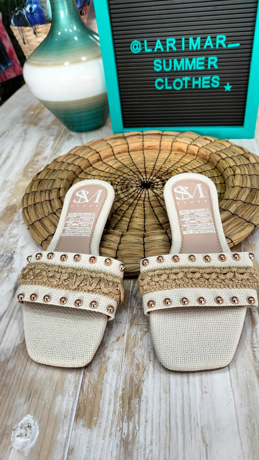 sandalia plana marfil decorada