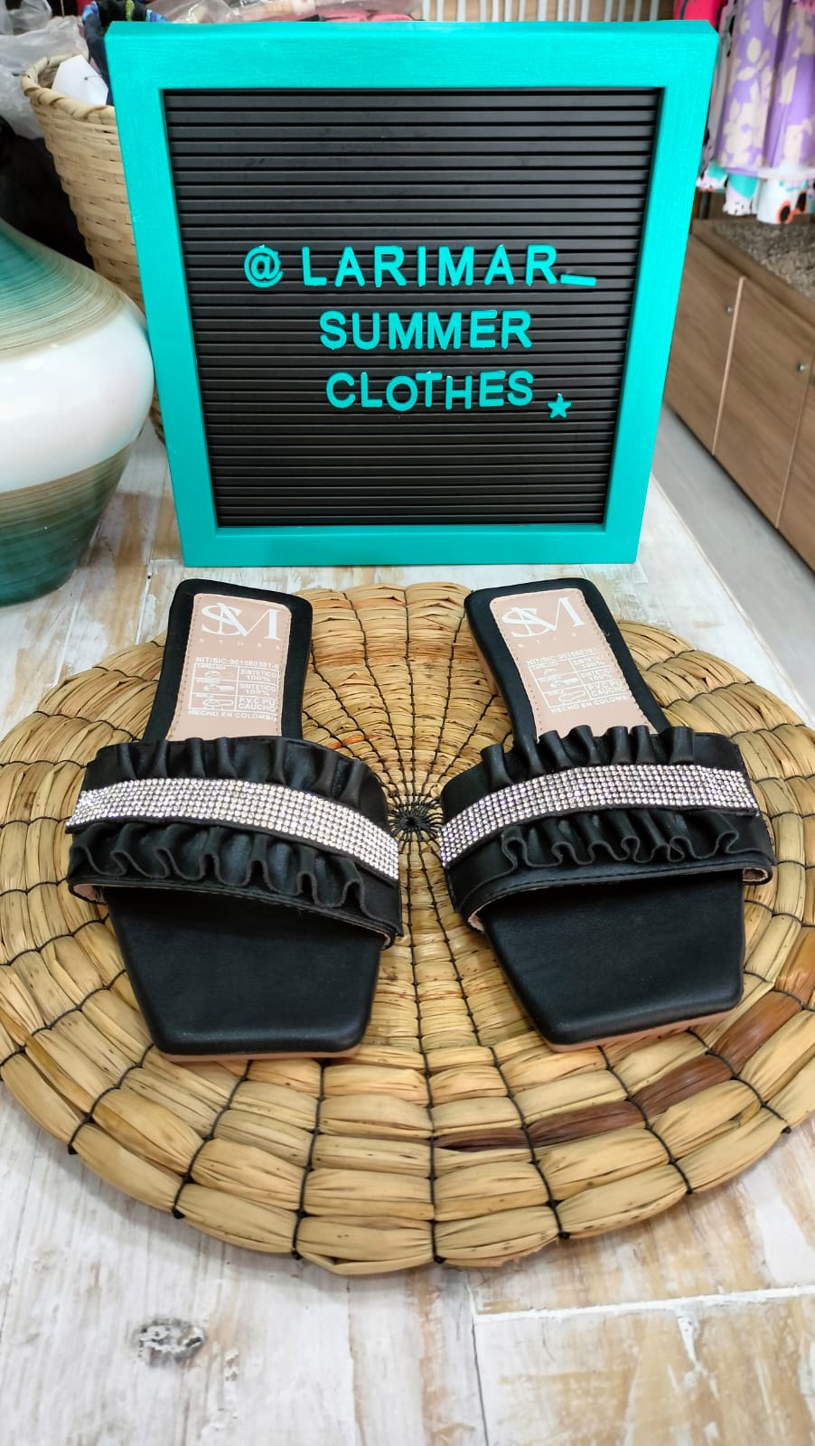 sandalia plana negra decoracion brillantes