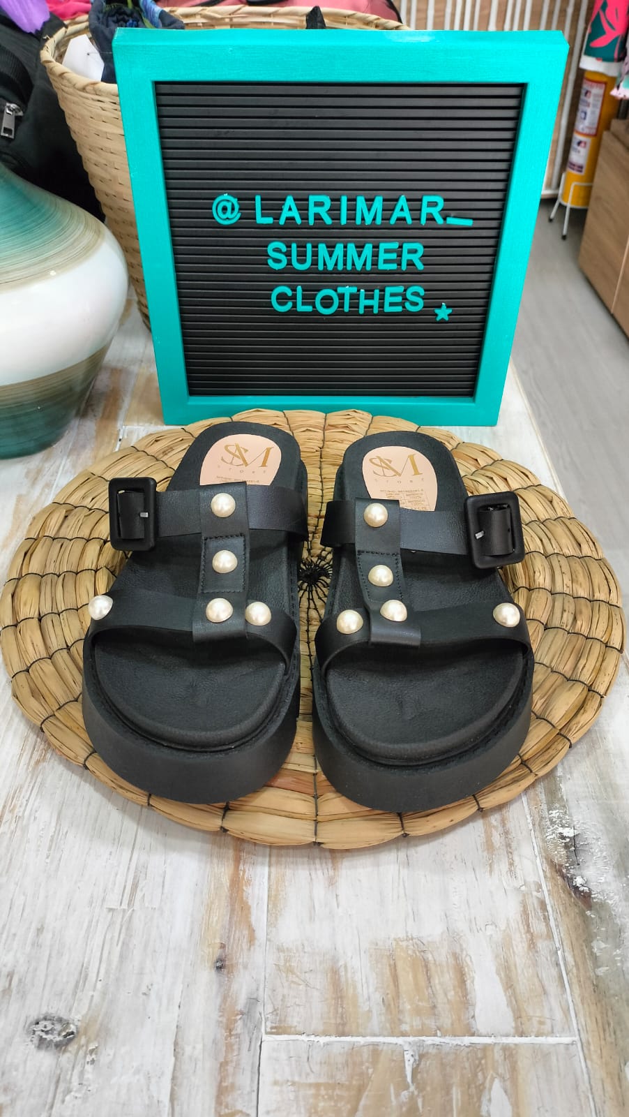 sandalia plataforma negra abierta decorado perlas