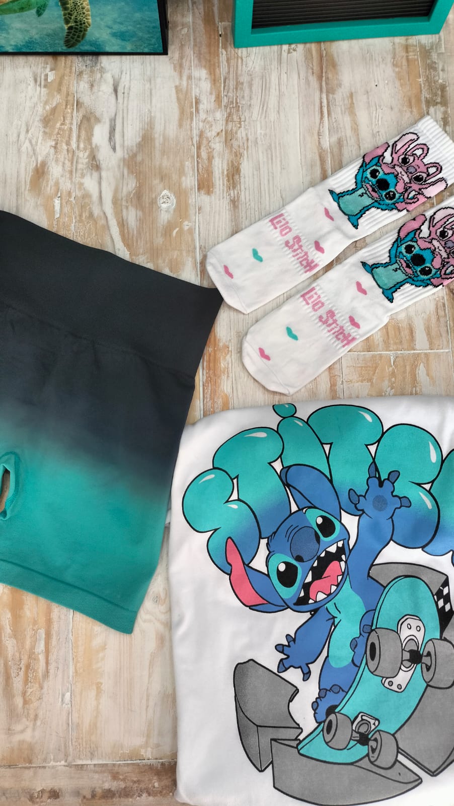 Conjunto short tie dye + camisa oversize + medias