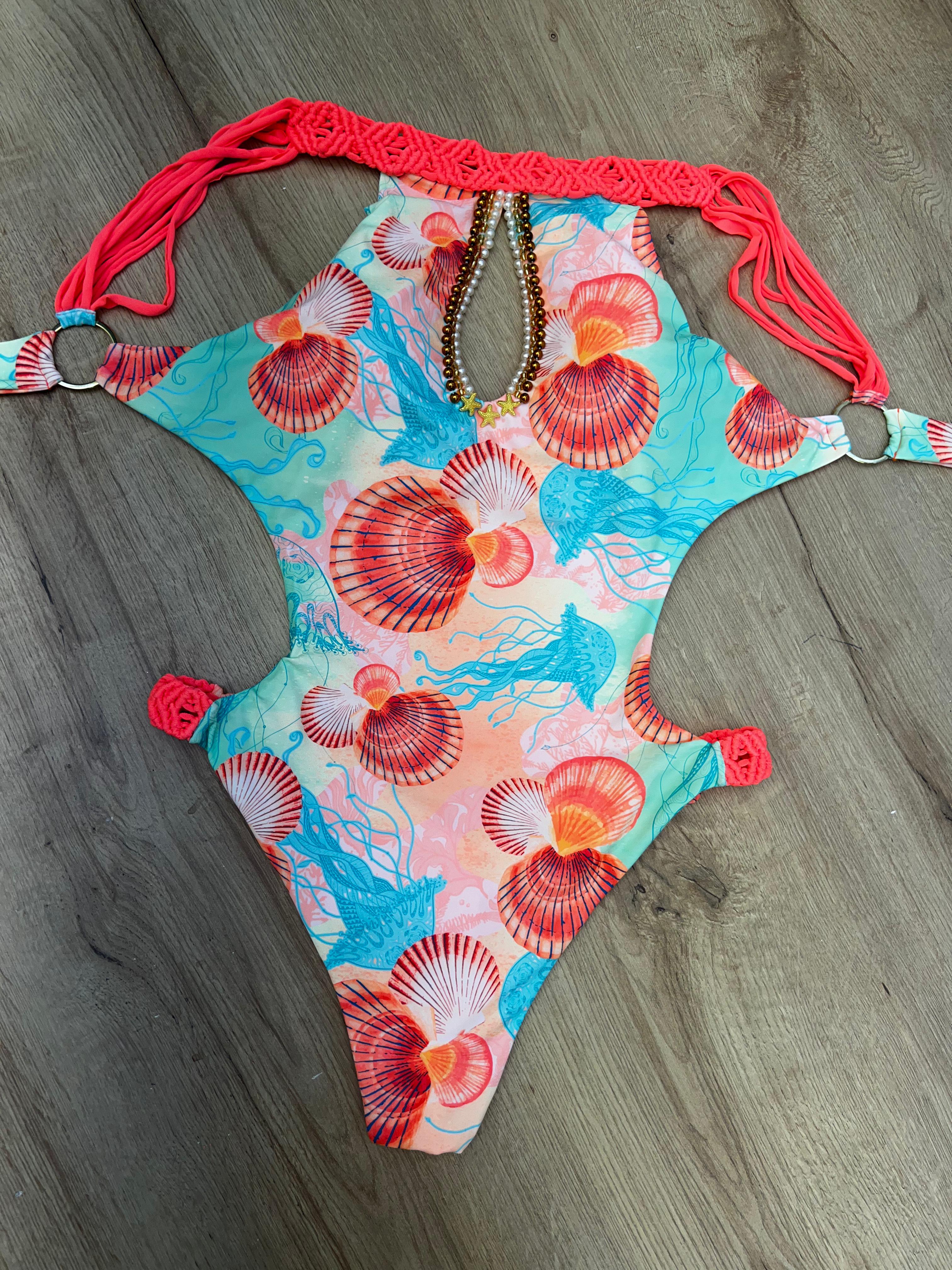 Trikini decorado con perlas y balines trenzado en cuello macrame