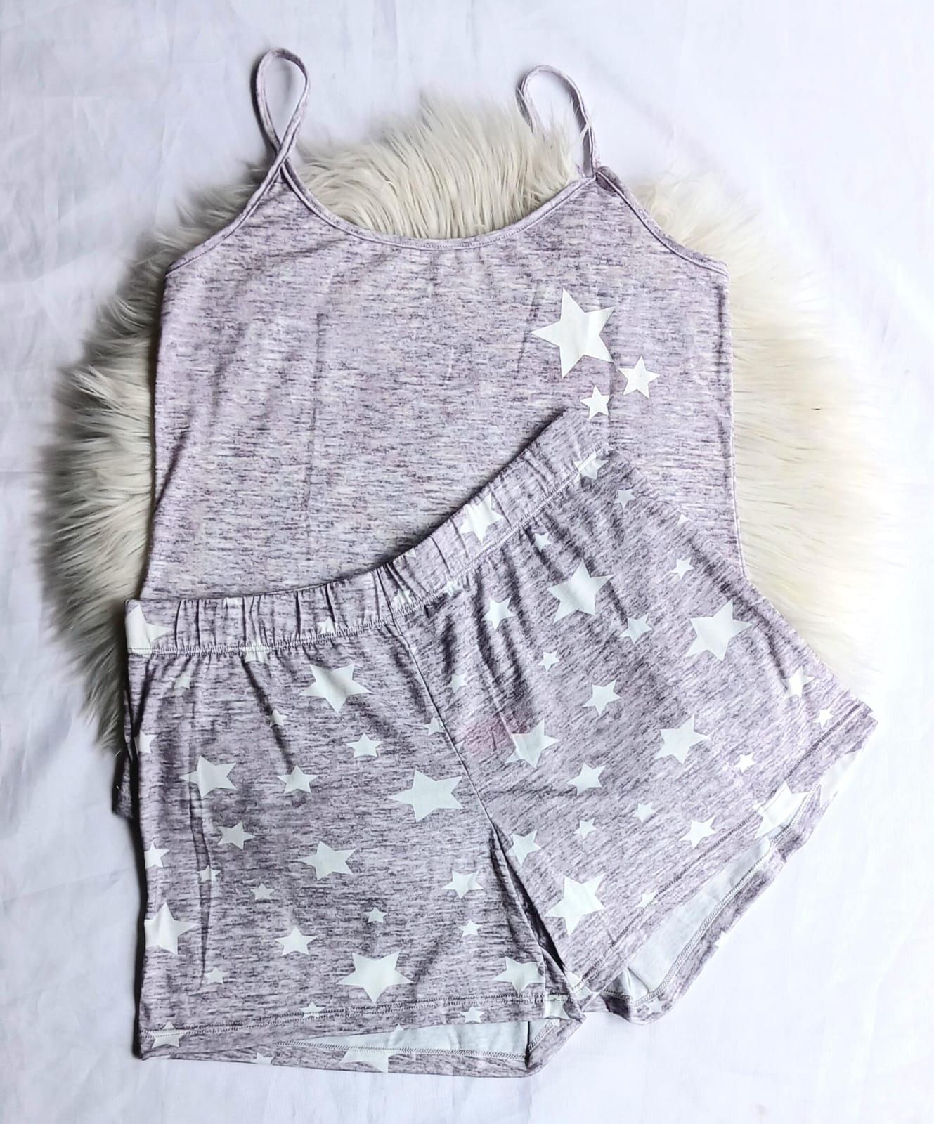 Pijama short estrellas blancas blusa tiras gris