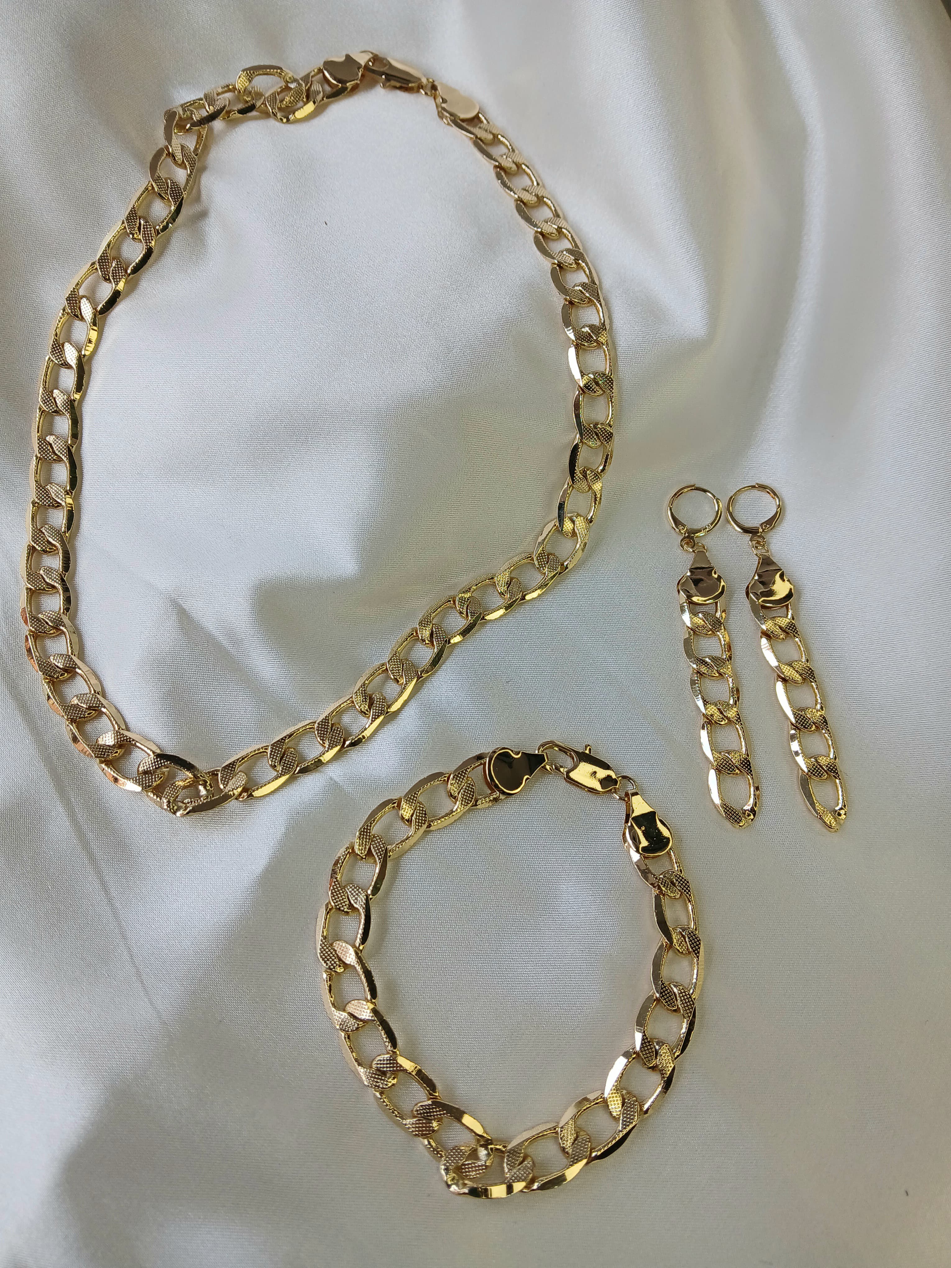 COLLAR ARETES DORADO