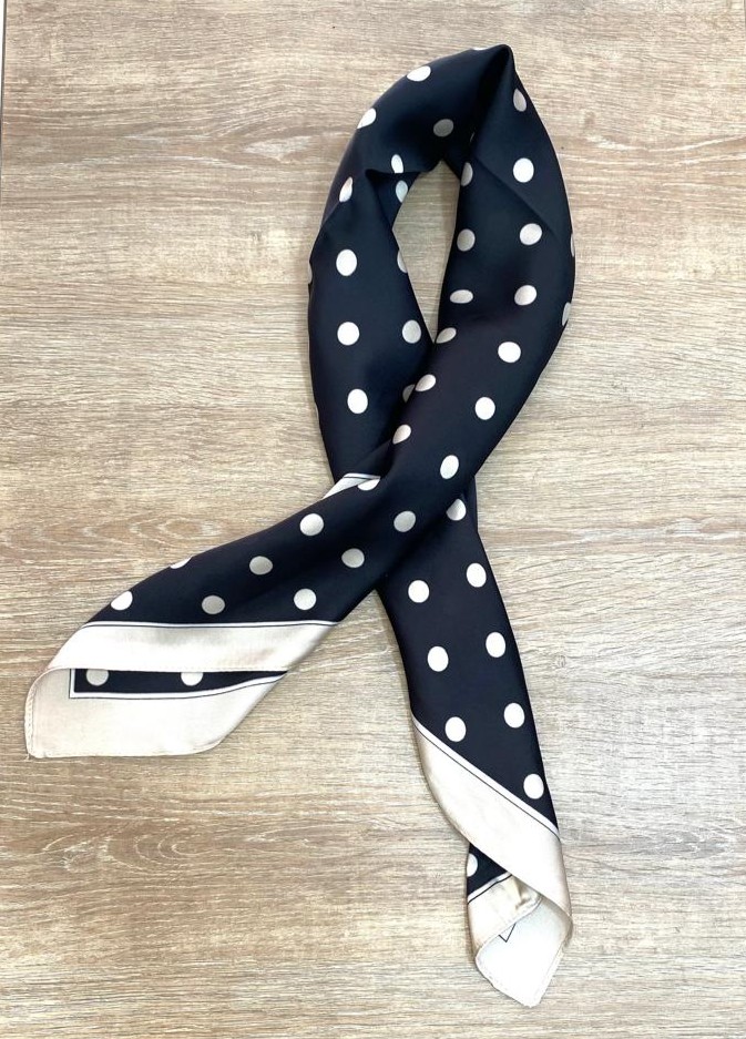PAÑOLETA PUNTOS NEGRO DA01