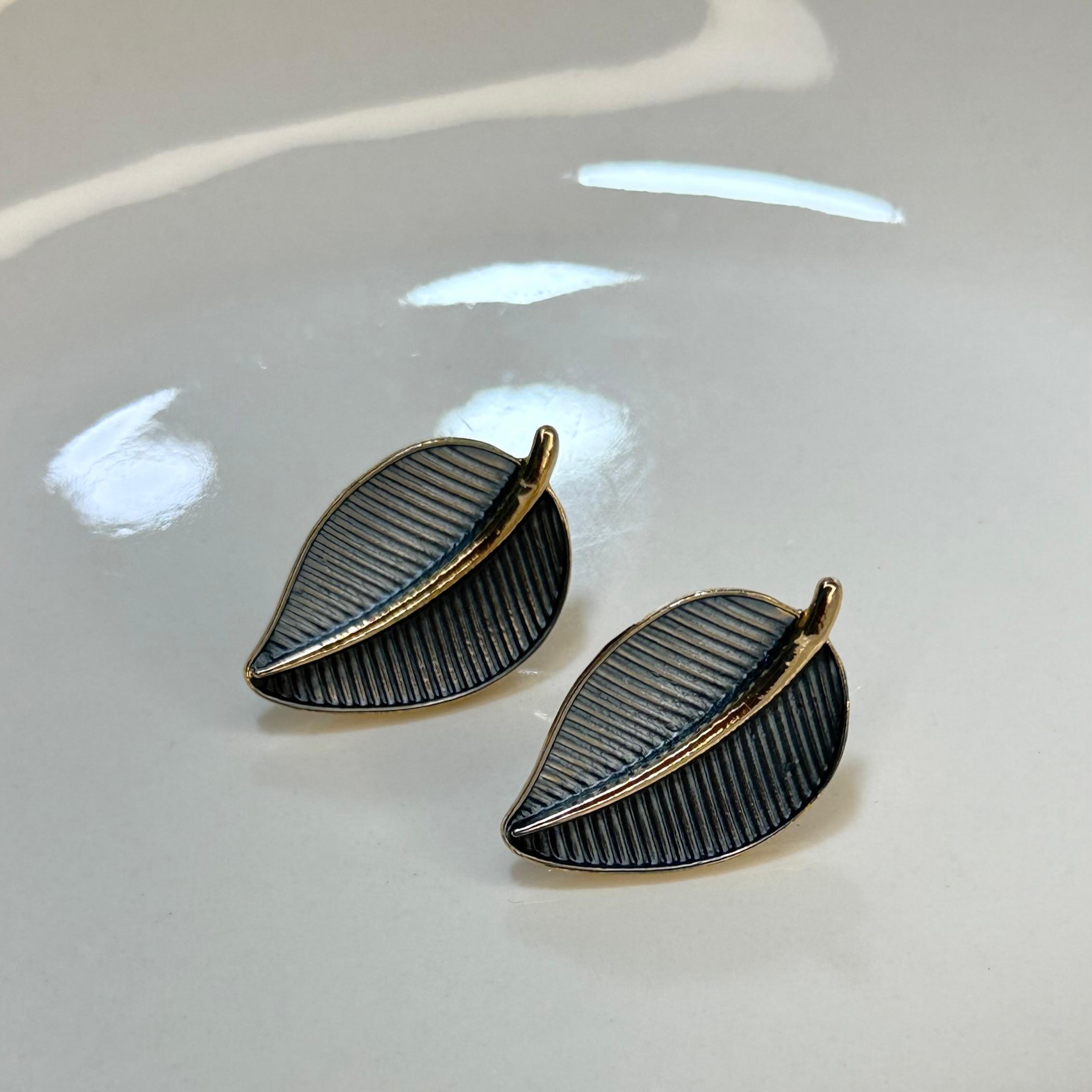 ARETES HOJAS DORADAS DA122503