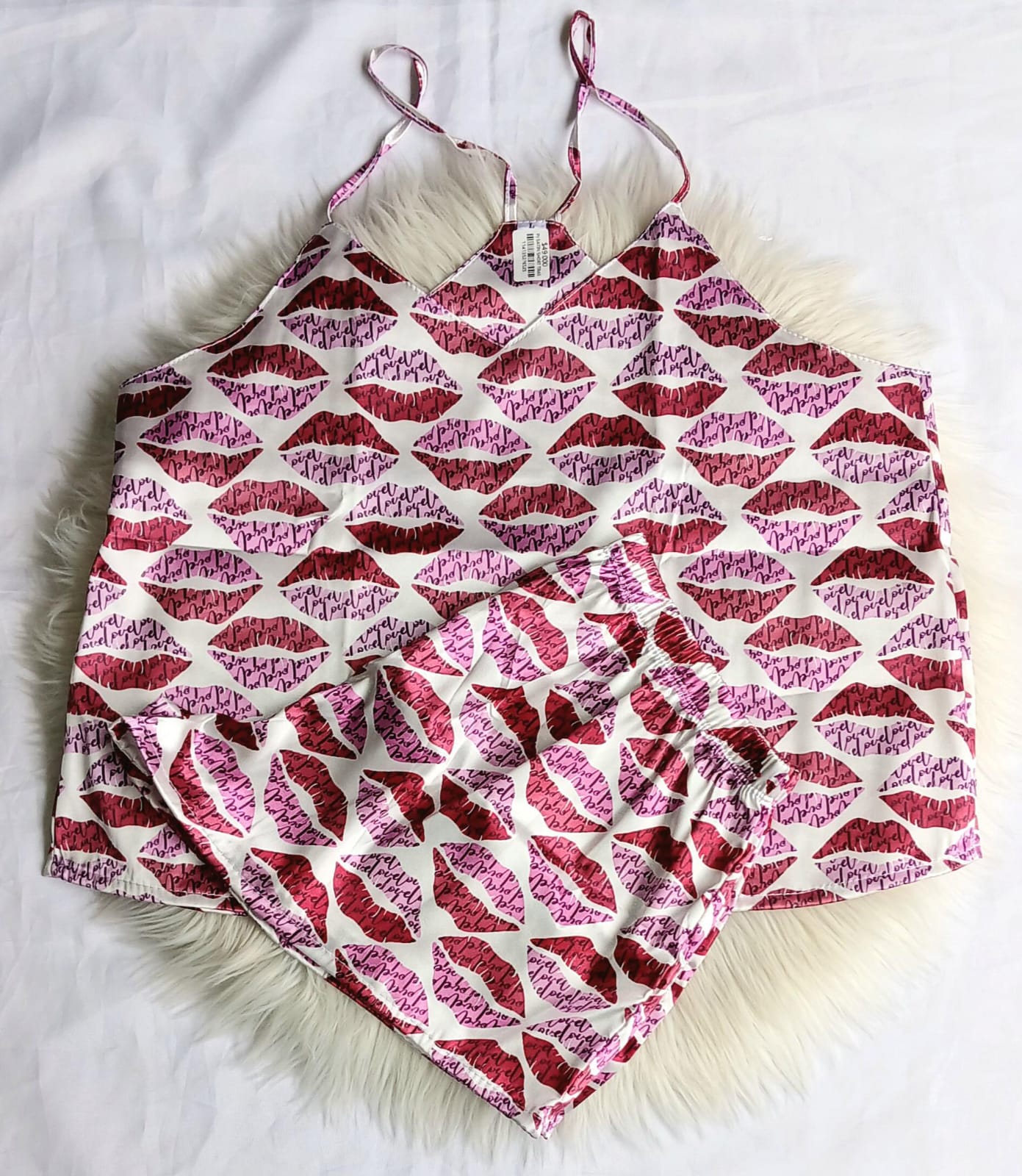 Pijama short satin estampada besos