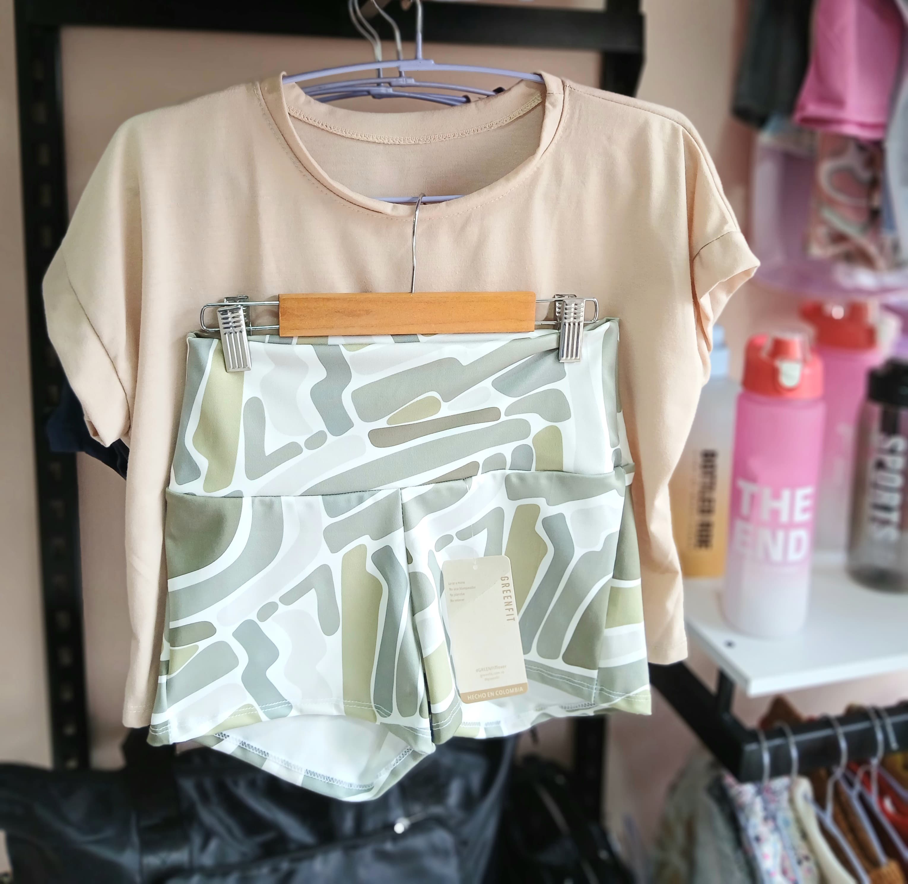CONJUNTO DEPORTIVO SHORT ESTAMPADO VERDE CAMISETA CAFÉ
