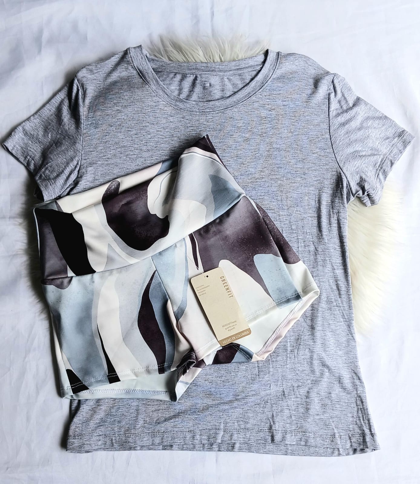 CONJUNTO DEPORTIVO SHORT ESTAMPADO AZUL CAMISETA GRIS
