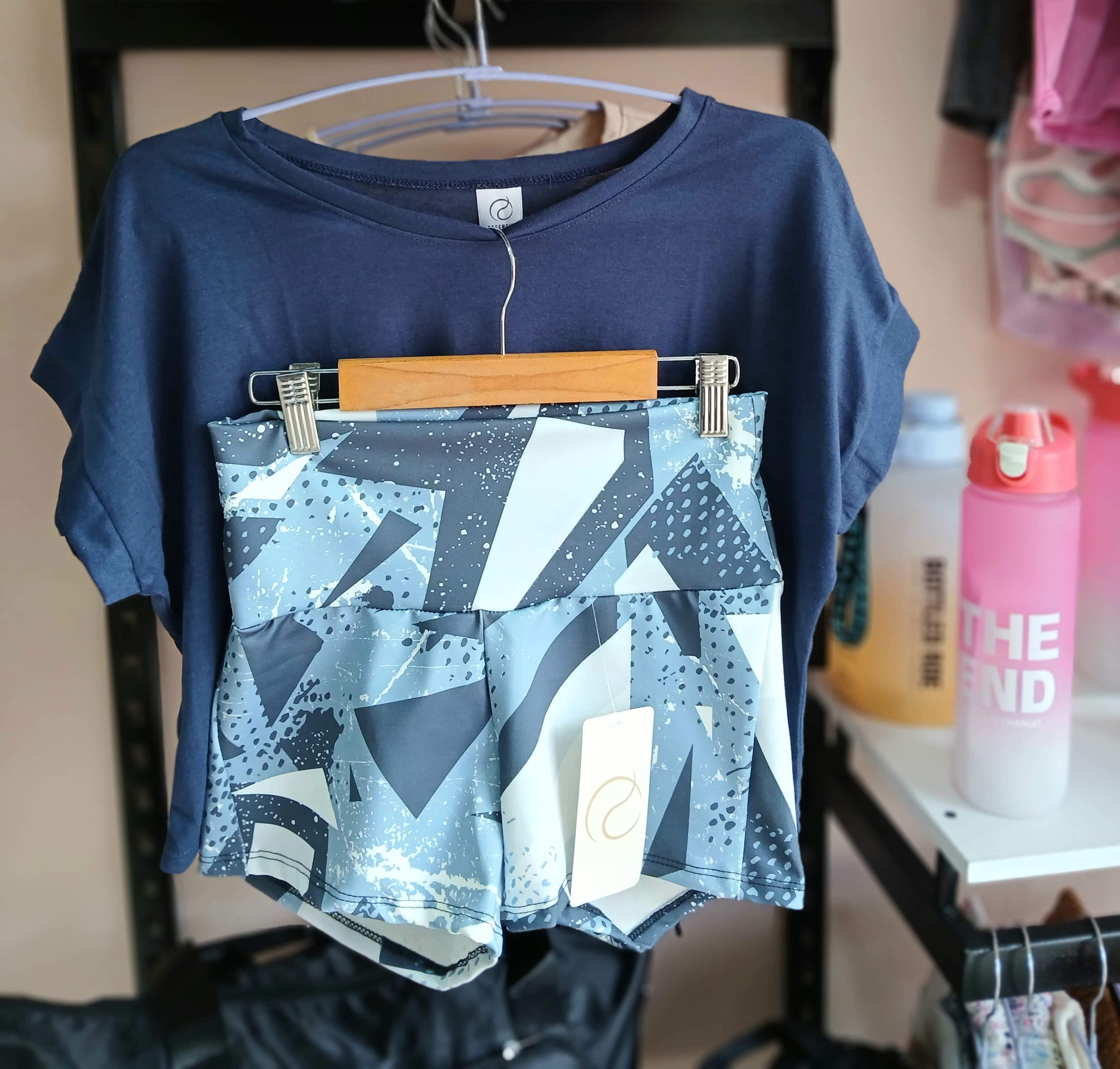 CONJUNTO DEPORTIVO SHORT ESTAMPADO AZUL CAMISETA AZUL