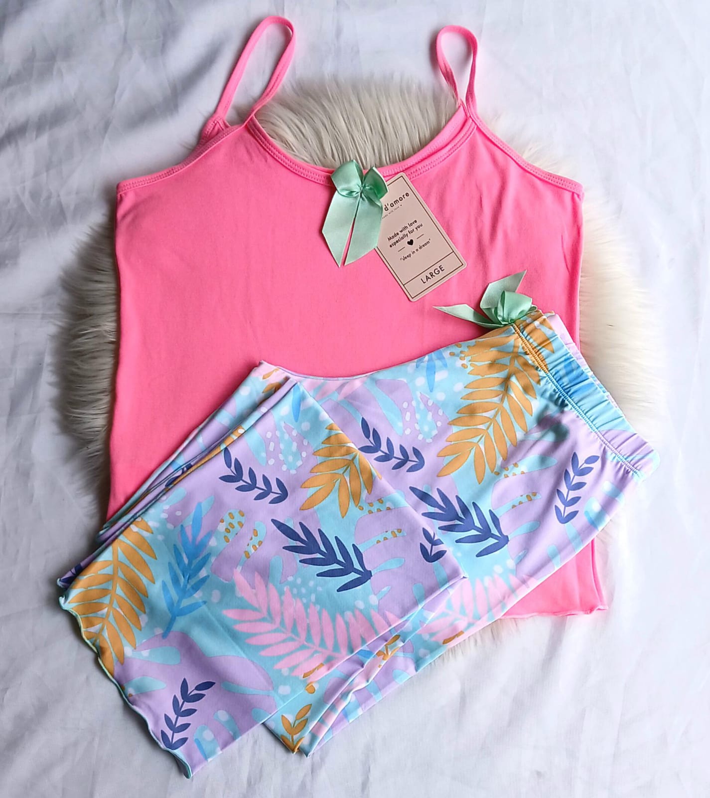 Pijama pantalon verde hojas blusa rosada tiras