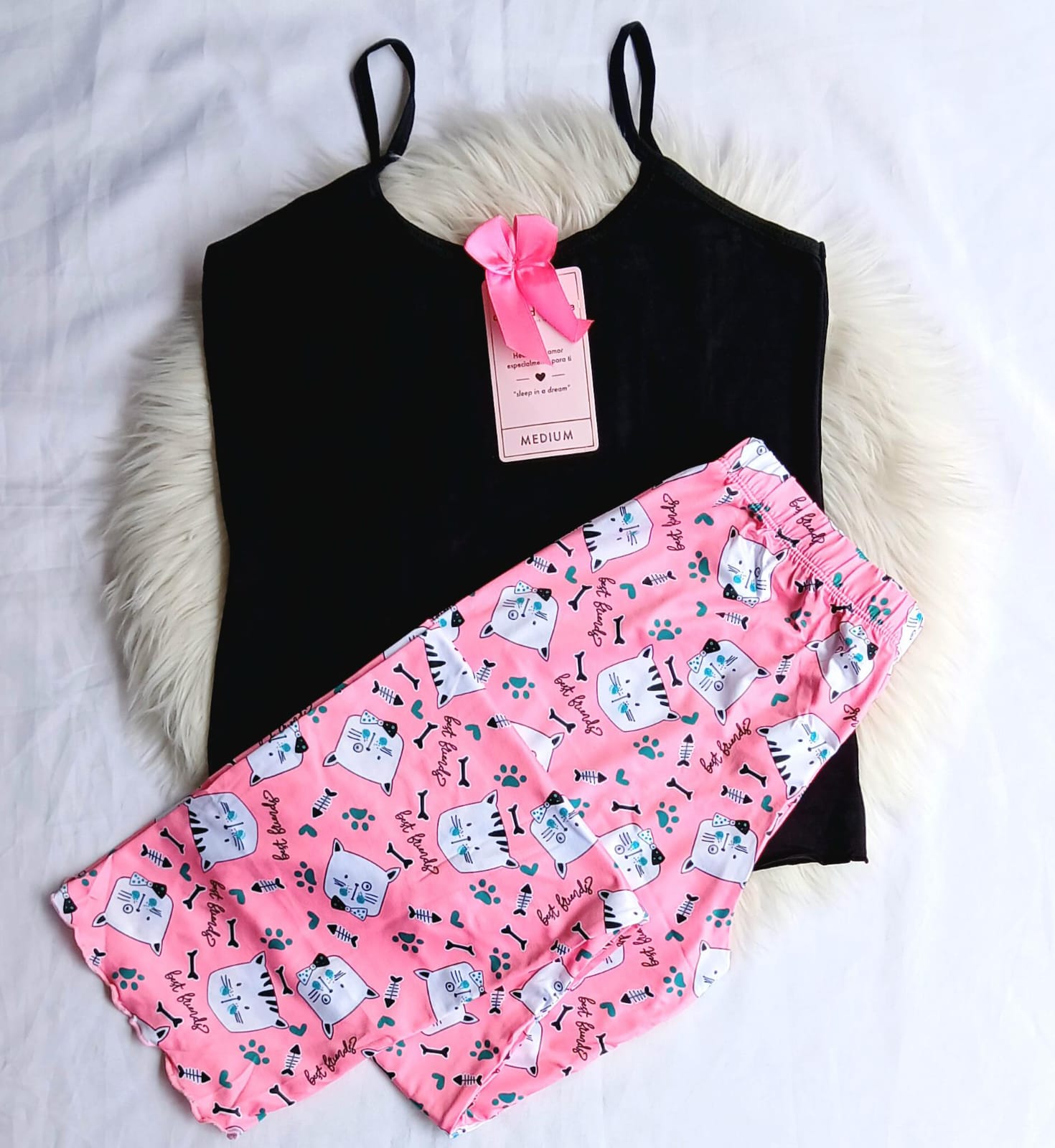 Pijama pantalon rosado gato blusa negra tiras