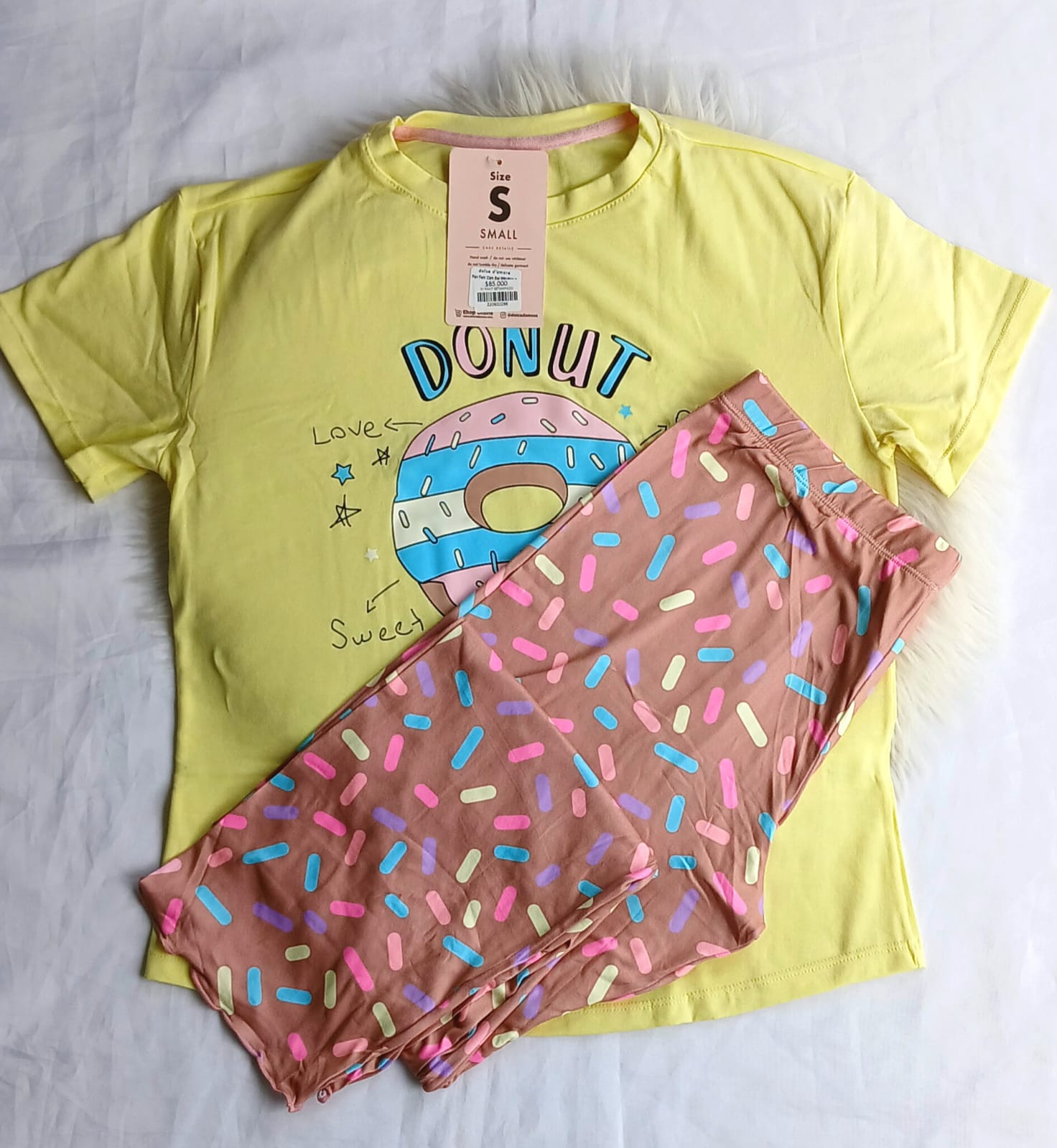 Pijama pantalon café chispitas blusa amarilla