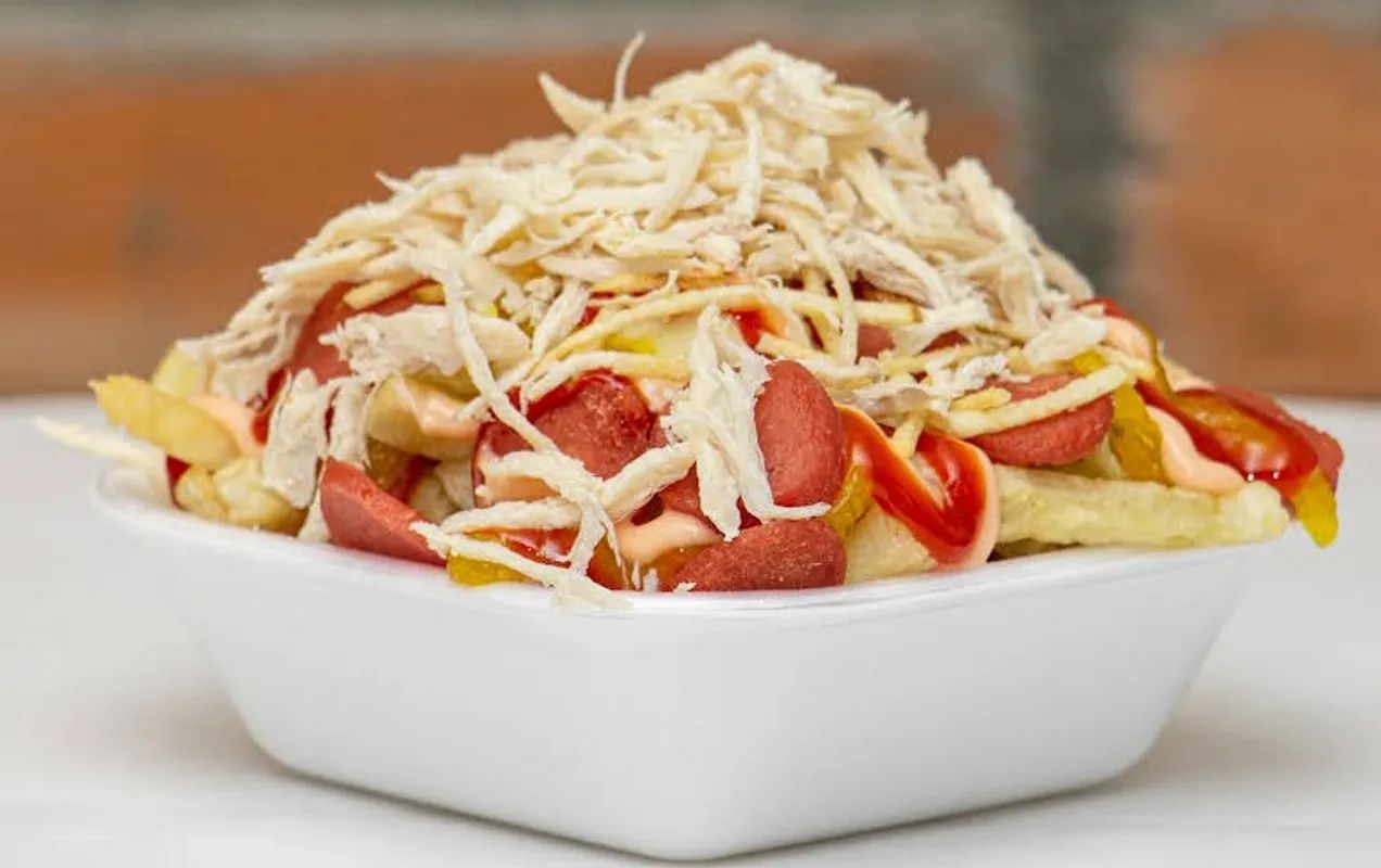 Salchipapa con Pollo y Queso