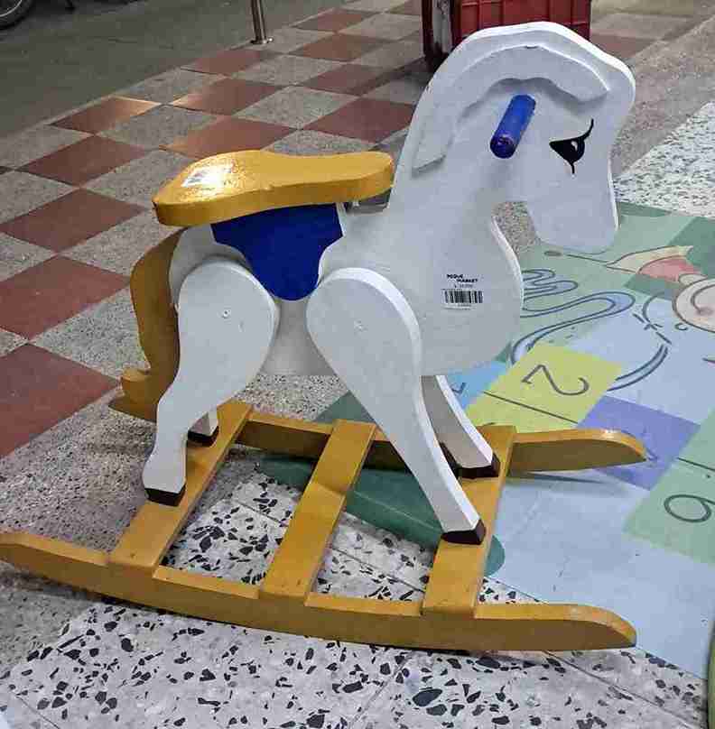 CABALLO DE MADERA MESEDORA