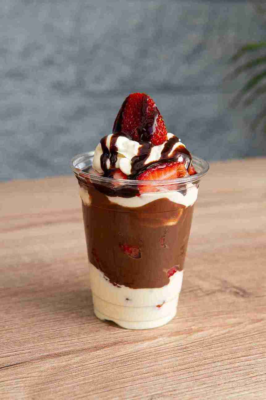 Fresas con crema y chocolate